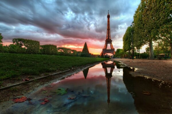 Puesta de sol sobre la torre Eiffel