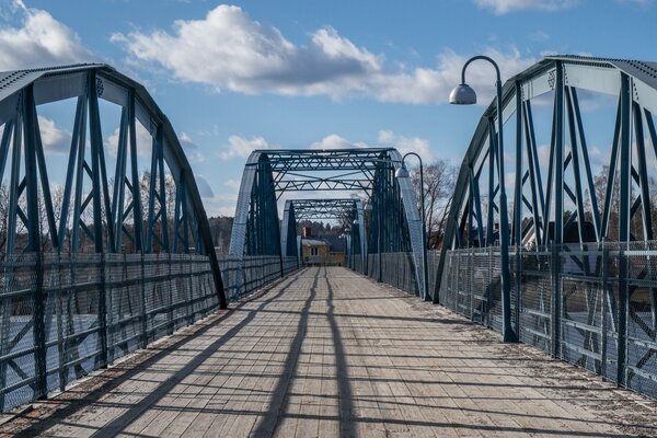 Blauer Himmel über der Stahlbrücke