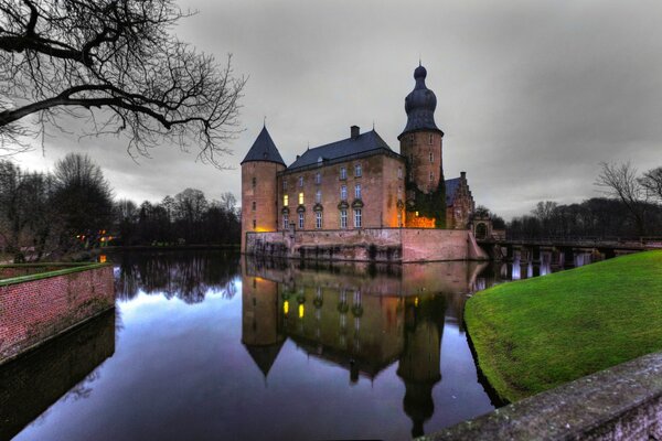 Vieux château sur fond d eau