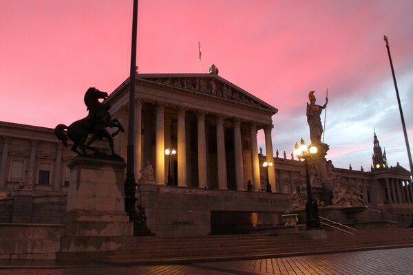 Europäische Architektur bei Sonnenuntergang des Tages