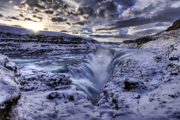 Brouillard dans les montagnes d hiver. Crevasse