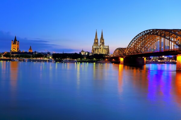 Wunderbare Aussicht auf die Abendstadt