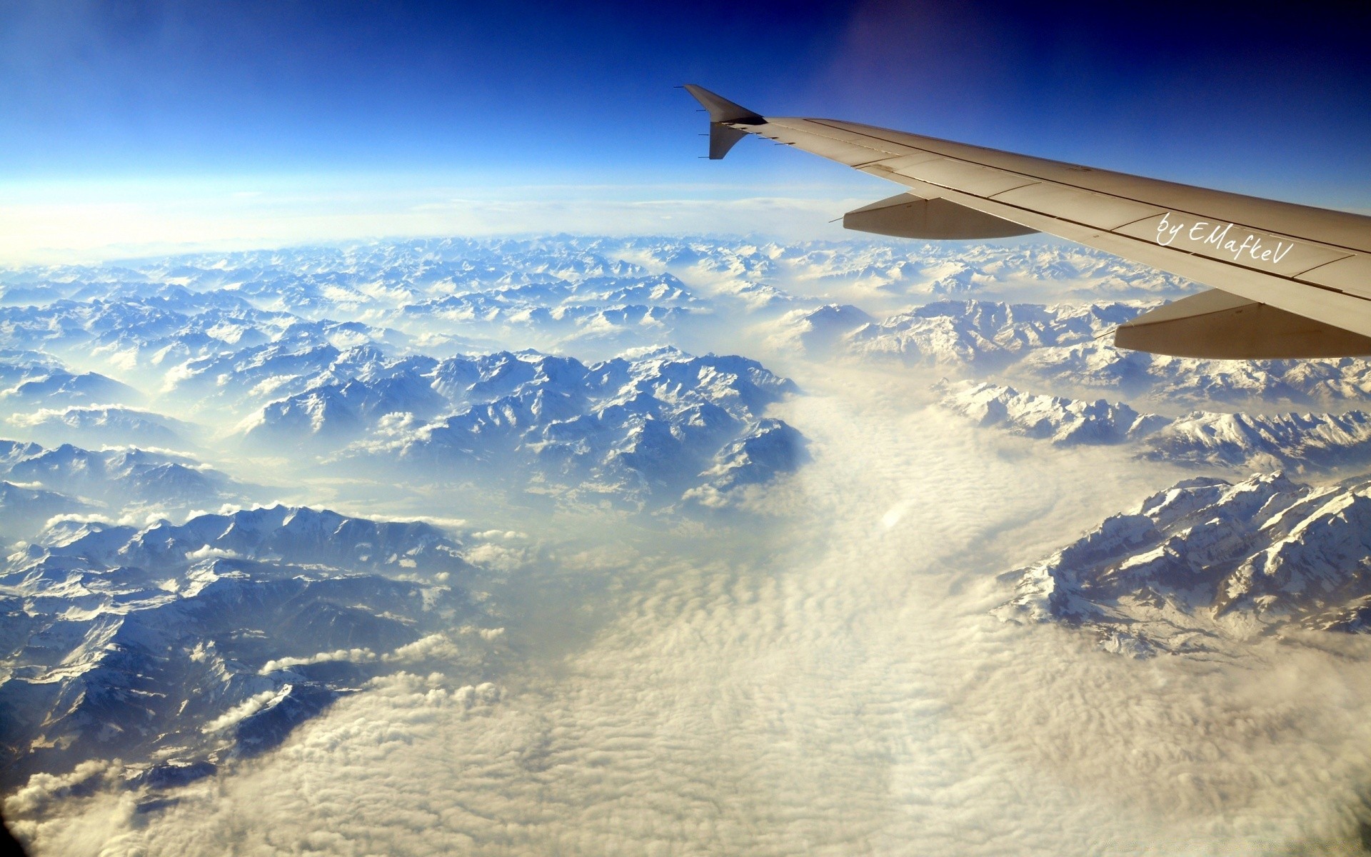 europe ciel avion voyage avion paysage nuage extérieur neige montagnes espace nature lumière haute hiver scénique météo beau temps vol système de transport