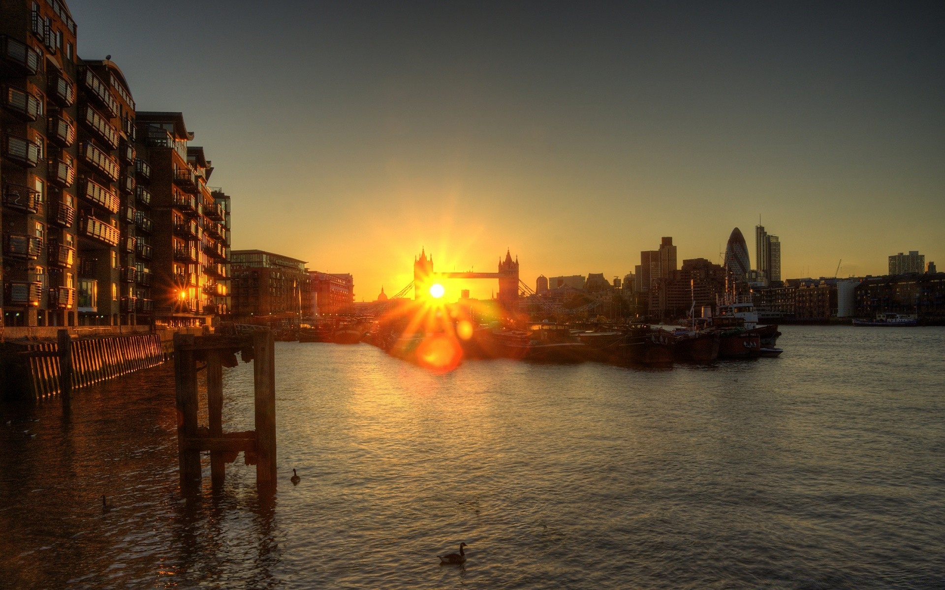 europa sonnenuntergang wasser stadt fluss reflexion dämmerung abend dämmerung brücke licht architektur reisen haus stadt kanal himmel urban skyline uferpromenade boot