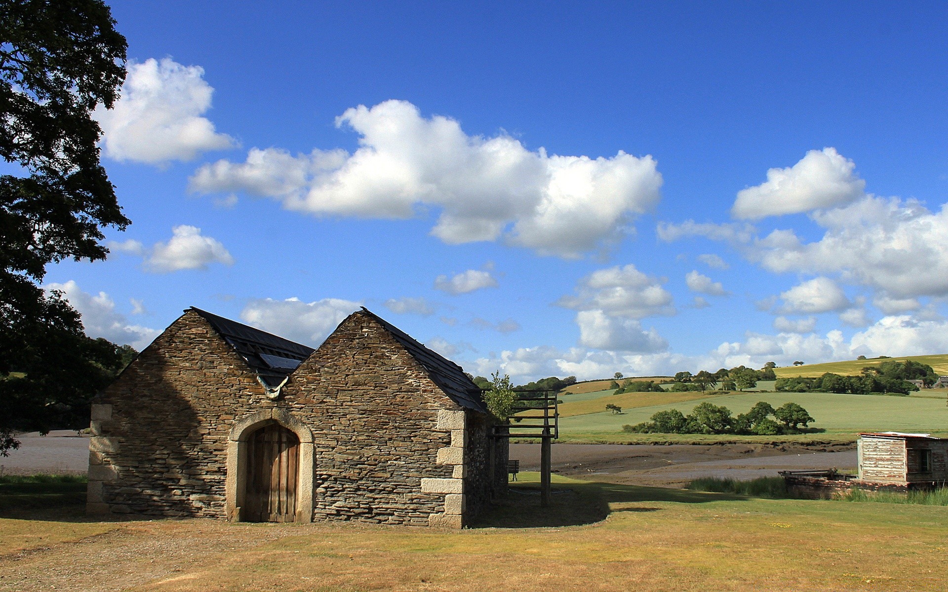 europa celeiro casa casas fazenda ao ar livre casa grama rural céu casa campo arquitetura luz do dia agricultura viagens paisagem país bangalô rústico