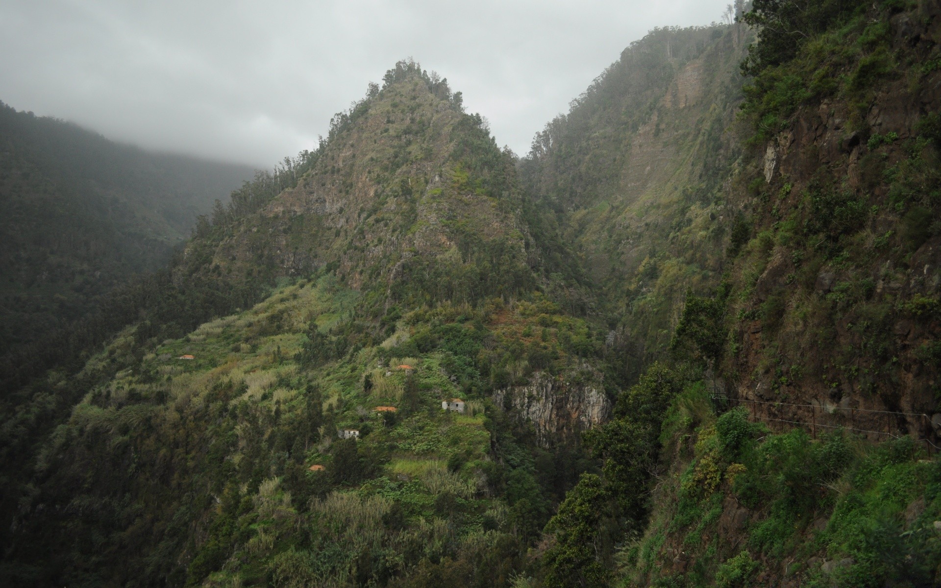 europa montanhas paisagem natureza madeira ao ar livre viagens névoa árvore vale névoa luz do dia céu