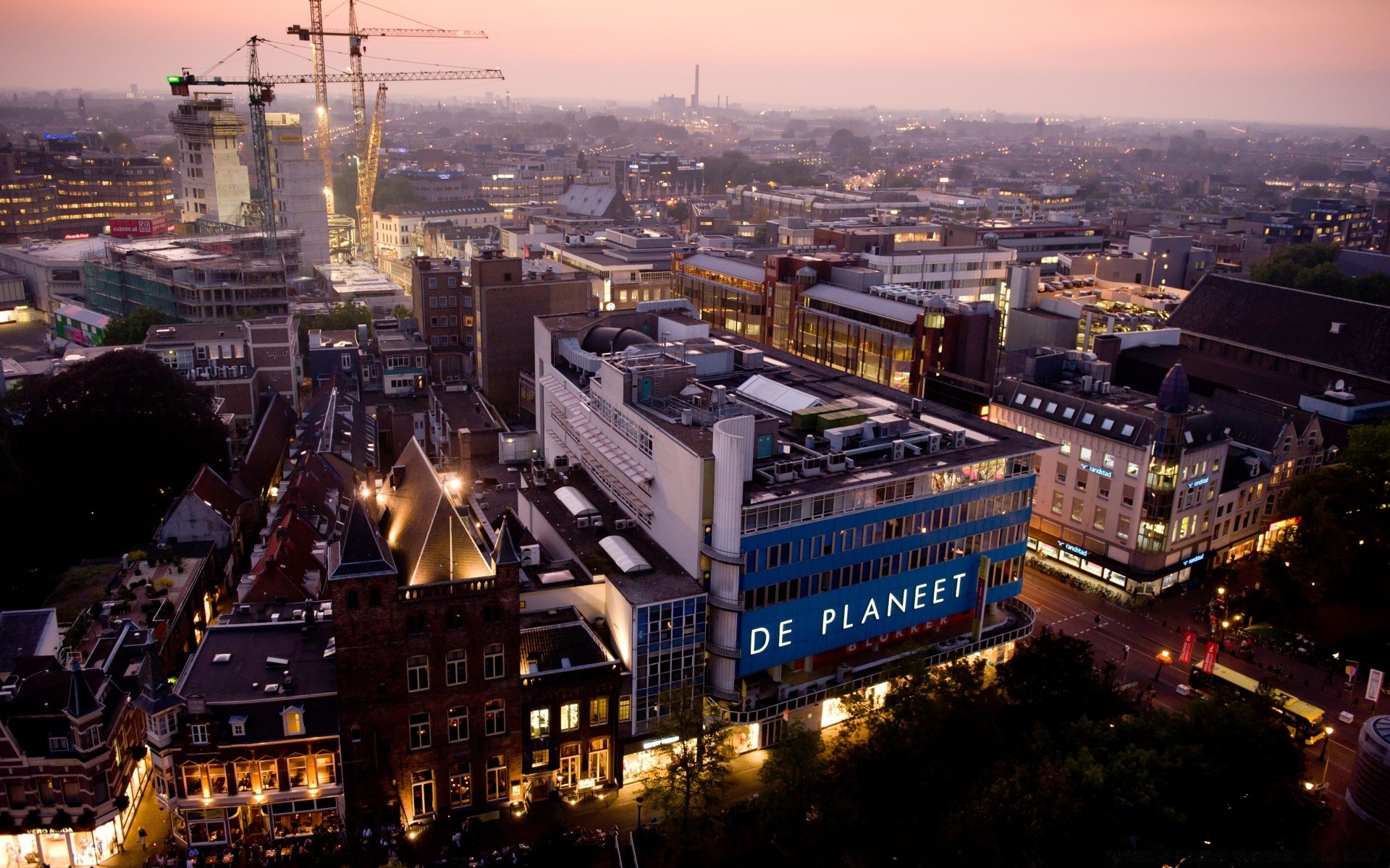 europa miasto miasto podróże skyline architektura wieżowiec zmierzch dom wieczór ruch miejski oświetlony centrum miasta spektakl droga niebo światło biuro biznes rzeka