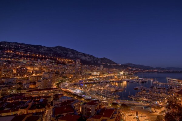 La ville est bondée, l architecture est bonne, la lumière des lumières et le bleu de l eau