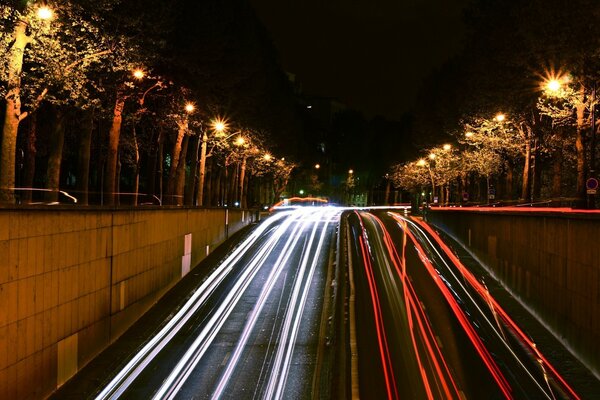 Carretera en forma de borrosidad con líneas brillantes