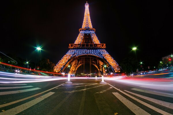 Route de la tour Eiffel à Paris