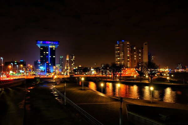 La ciudad nocturna en Europa es hermosa