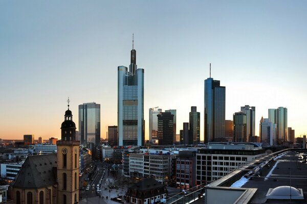 Städtische Wolkenkratzer auf Himmelshintergrund