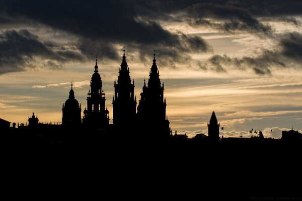 Schloss bei Sonnenuntergang. Europäische Architektur