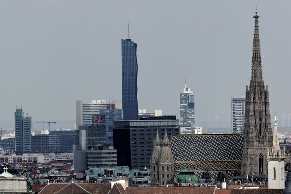 Schöne architektonische Stadt mit Hochhäusern