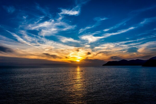 La mer calme au coucher du soleil est magnifique