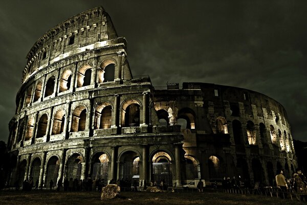 Antico Colosseo contro il cielo grigio