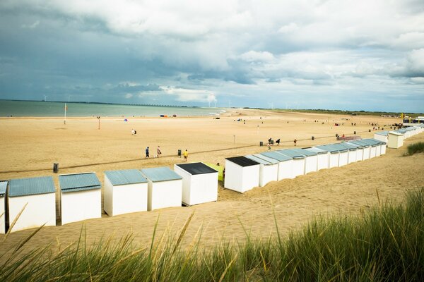 Grande plage de sable avant la tempête