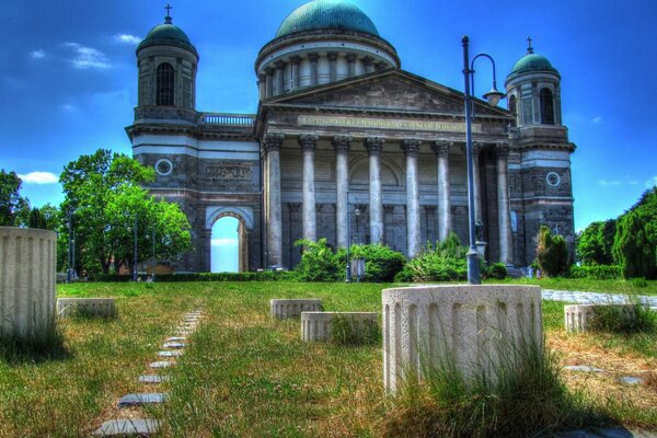 Europäische Kathedrale auf einem blauen Himmelshintergrund