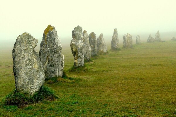 Mégalithes anciens matin brumeux