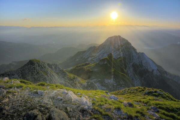 Bela paisagem montanhosa sob o sol nascente