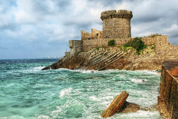 Ancienne forteresse au bord de la mer