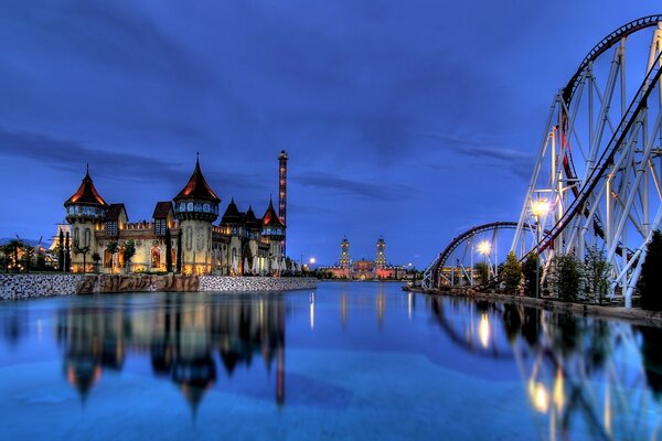 Un puente hermoso sobre un río en algún lugar de la ciudad de Europa