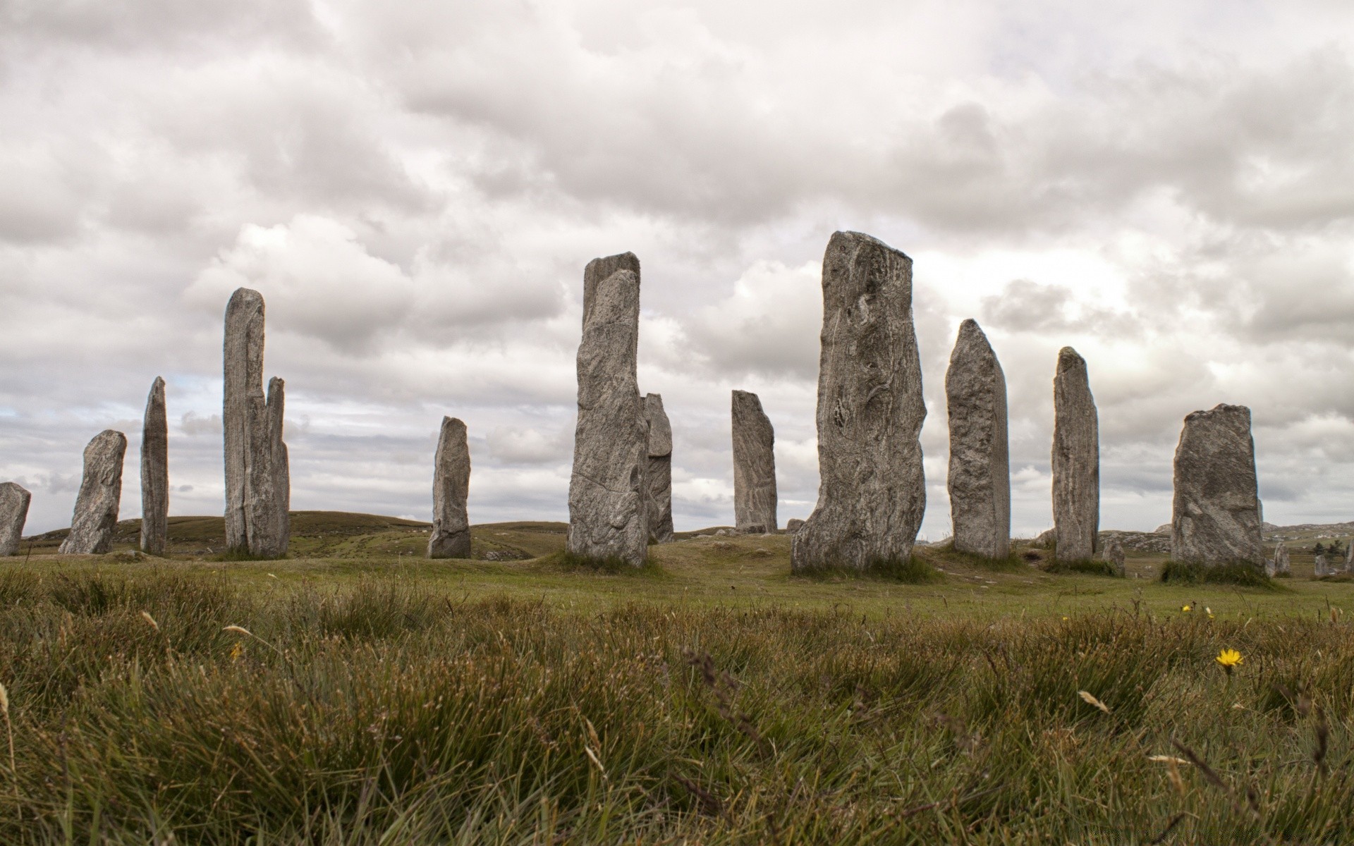 europa megalith celtic antike stein im freien gras prähistorische denkmal landschaft reisen rock alt grab monolith religion natur bestattung friedhof archäologie