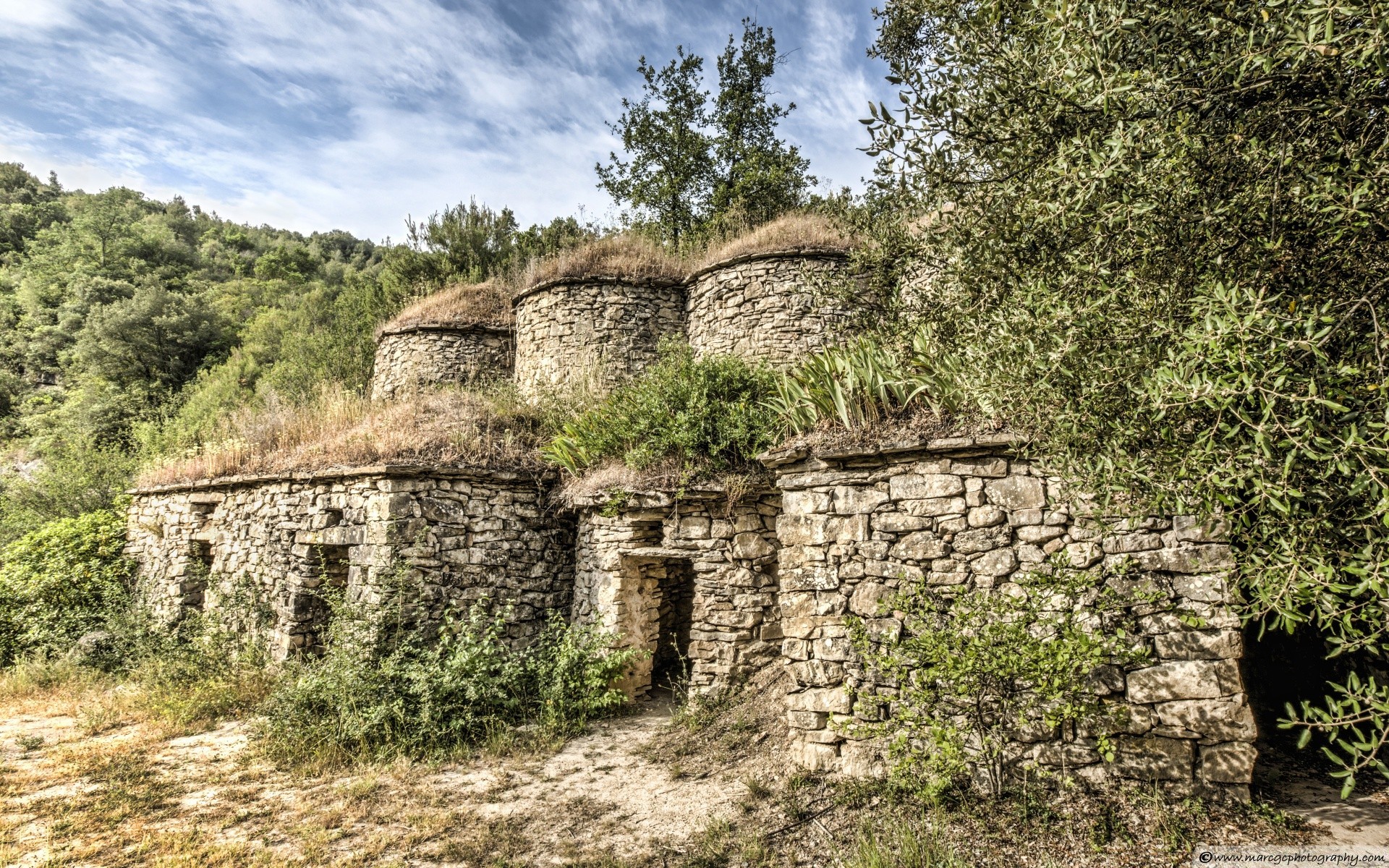 europa velho parede pedra antigo arquitetura histórico casa viajar natureza ruína árvore céu exterior turismo paisagem antiguidade verão exterior abandonado tijolo