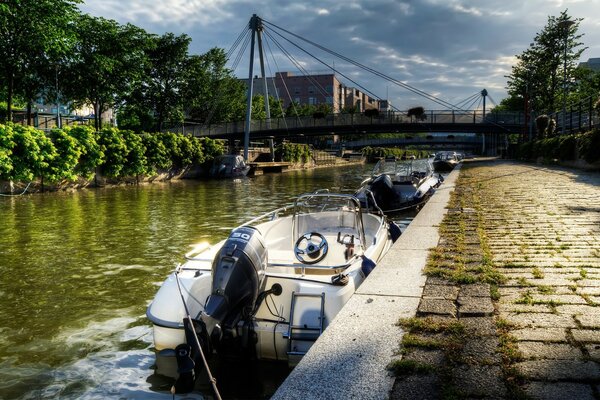 Lancha a motor en la orilla del canal