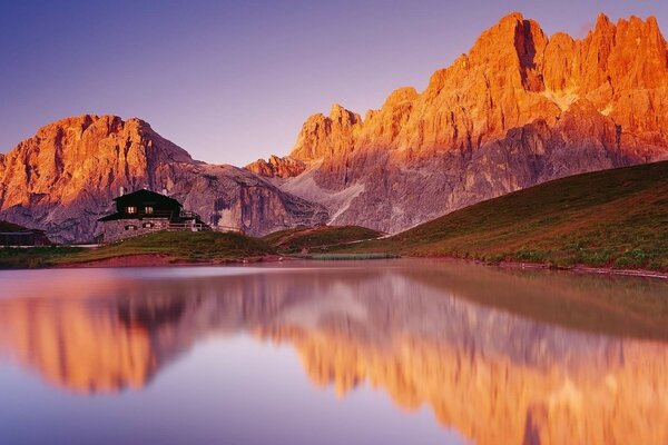 Viaje por el paisaje de Europa al atardecer