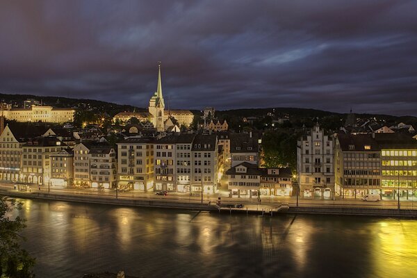 Der Fluss als Spiegel vor dem Hintergrund der europäischen Architektur