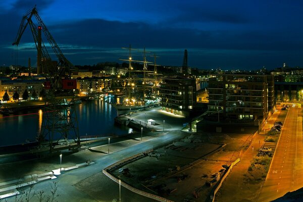 Città industriale costiera vicino al mare