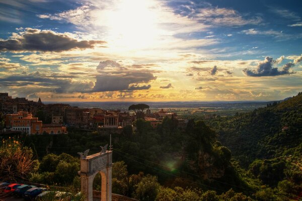 Paisagem montanhosa ao pôr do sol