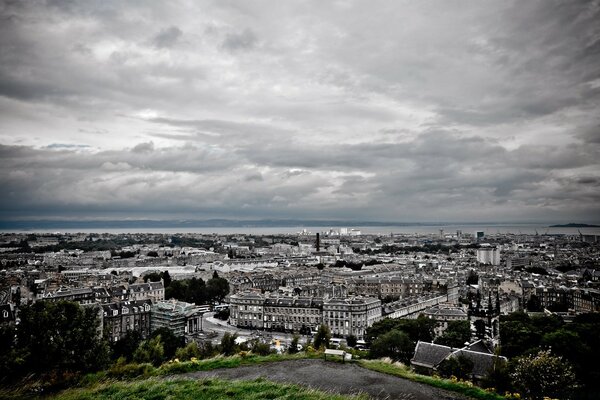 Au-dessus de la ville un peu nuageux, mais beau