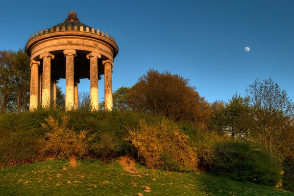 Rotunda antiga imersa em verde