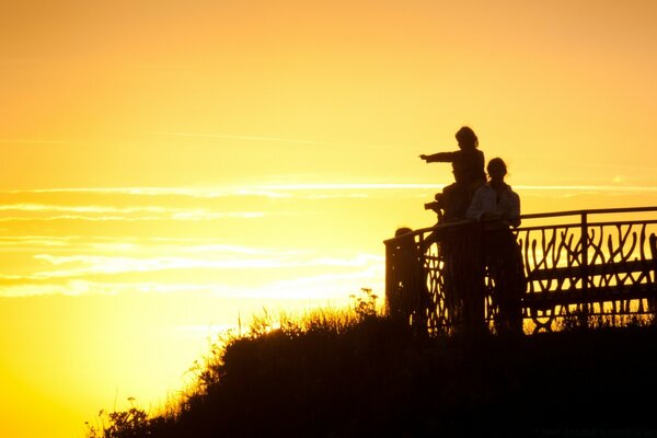 Le bonheur au coucher du soleil au bord de la rivière