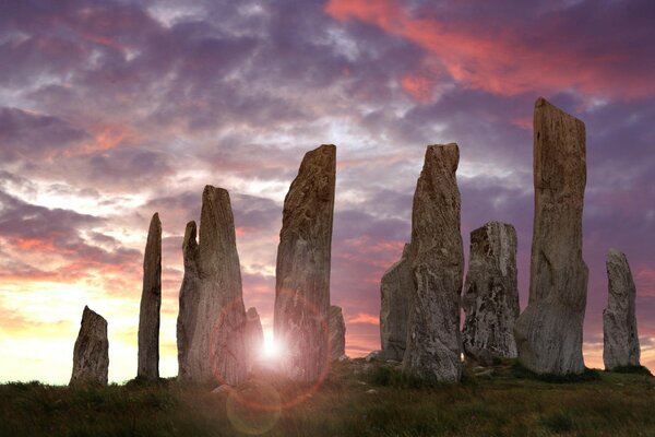 Al tramonto, un raggio di sole si fece strada attraverso i pilastri di pietra