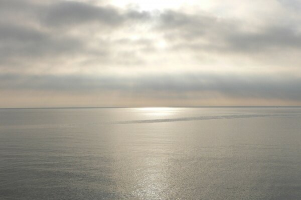 Mar liso con cielo nublado