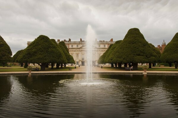 Fuente en un lago en algún lugar de Europa