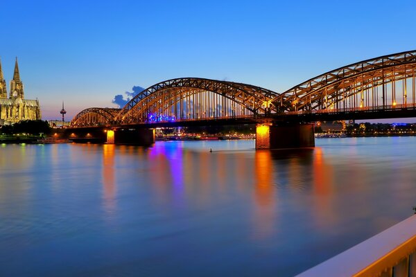 Brücke über den Fluss bei Sonnenuntergang