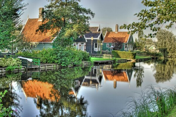 Maisons au bord du lac de la forêt