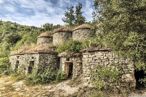 Antiguos muros de piedra en las montañas