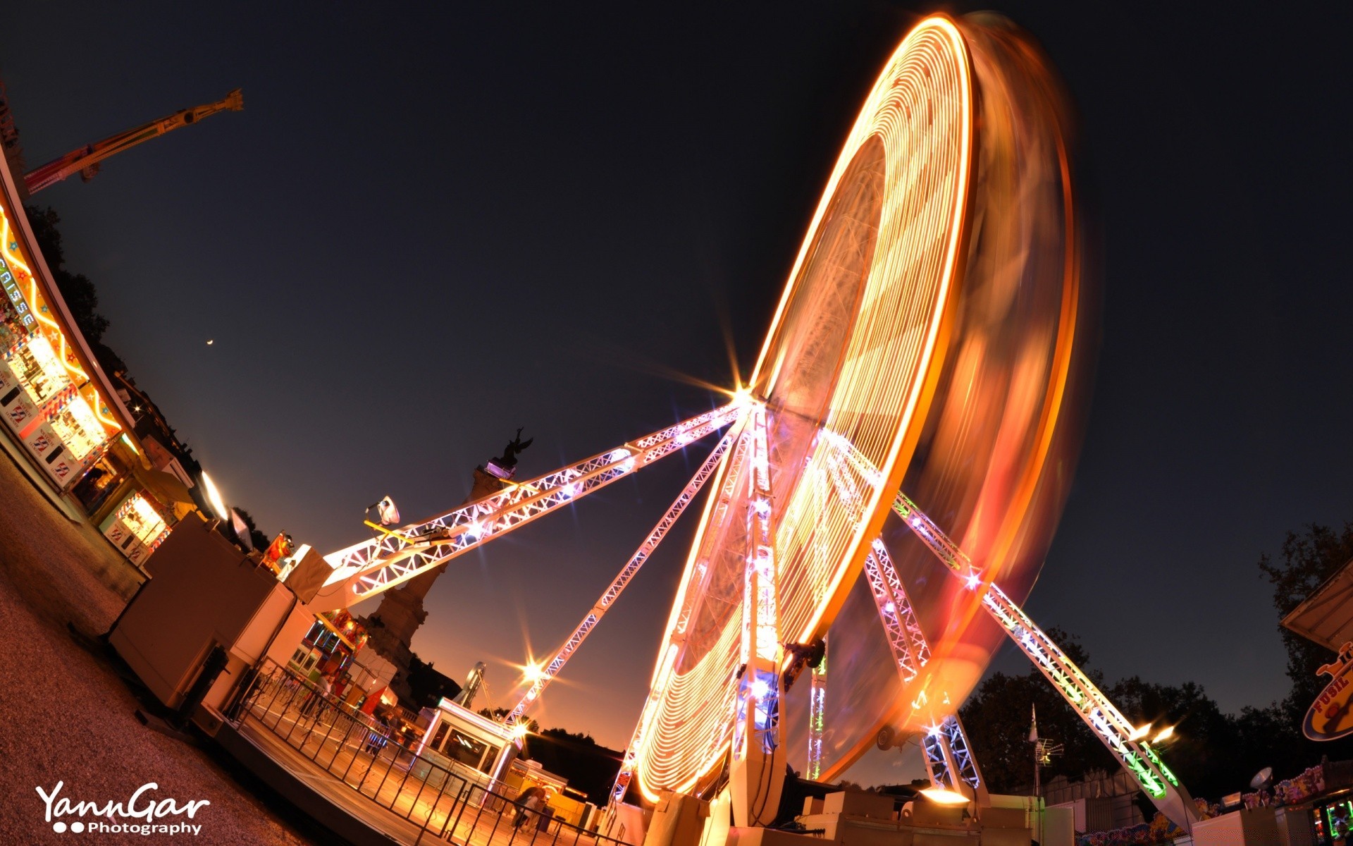 europa ruota panoramica festival giostra divertimento sera eccitazione carnevale viaggi illuminato luce circo intrattenimento parco giochi casinò scuro