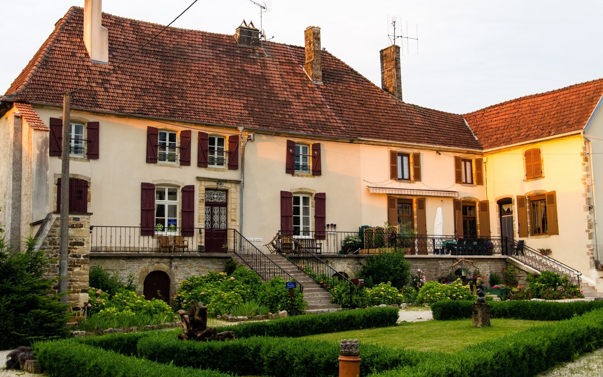 europa casa casa architettura casa famiglia tetto esterno proprietà rack bungalow residenza proprietà finestra costruzione facciata prato mattoni vecchio residenziale