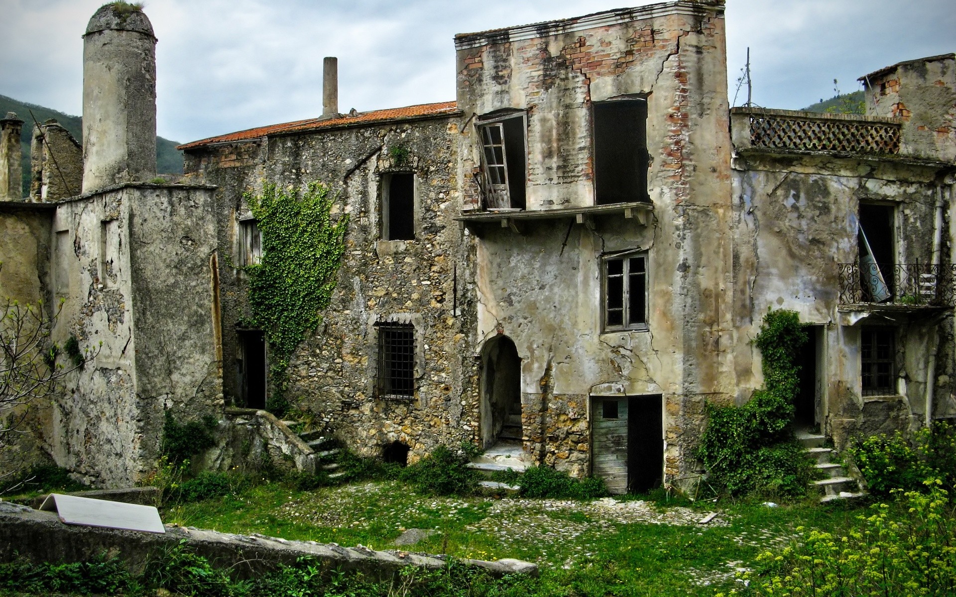 Старый дом разрушен. Балестрино город призрак. Балестрино Италия. Полуразрушенные замки Италии. Умбрия Италия развалины.