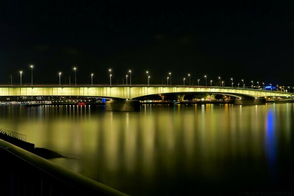 Puente iluminado sobre el agua en la ciudad