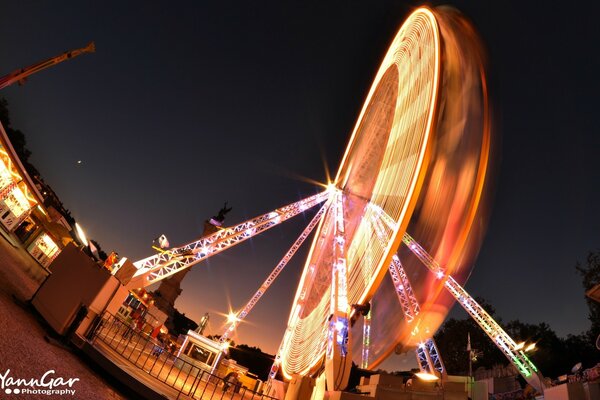 Grande roue dans le ciel nocturne