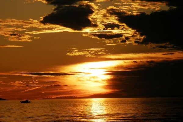 Schöner Sonnenuntergang über dem Meerwasser