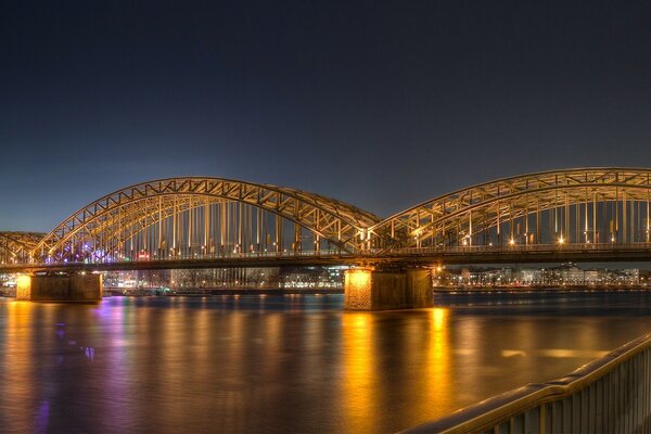 在欧洲的夜晚发光的桥梁