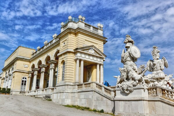 Schöne Architektur und Statuen vor dem Hintergrund des blauen Himmels